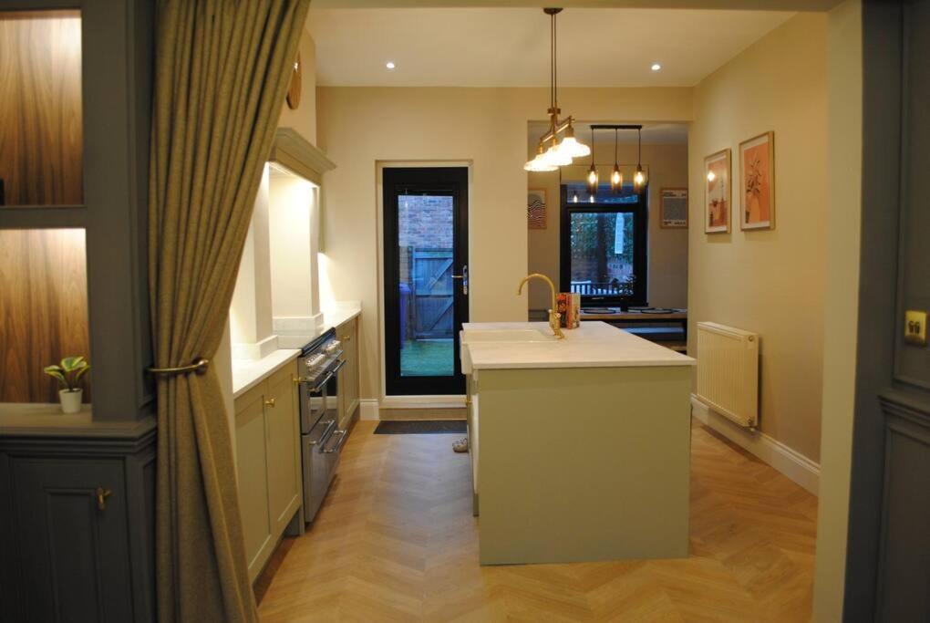 Villa Cosy Renovated House In Warrington Exterior foto