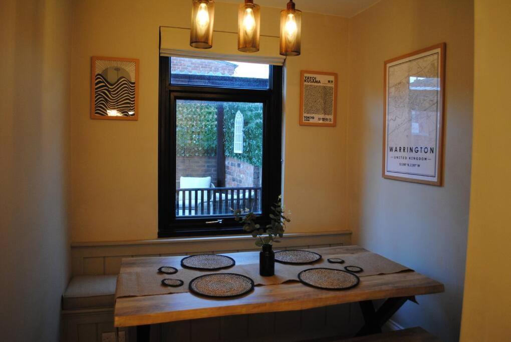 Villa Cosy Renovated House In Warrington Exterior foto